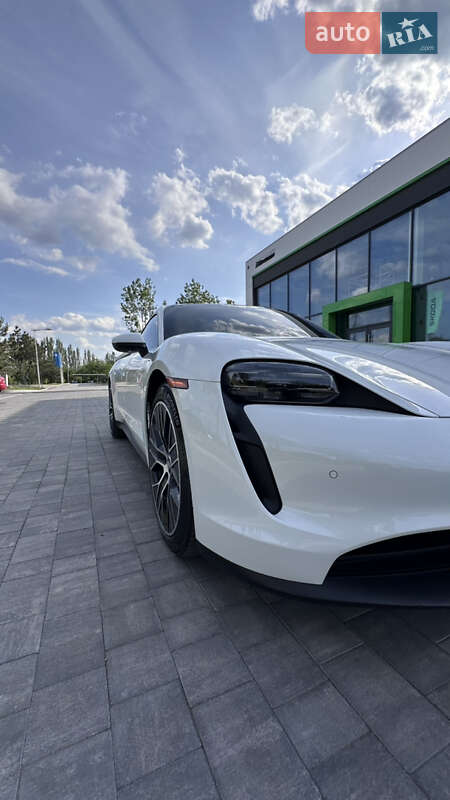 Седан Porsche Taycan 2021 в Києві