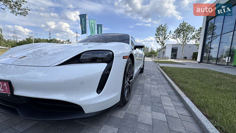 Седан Porsche Taycan 2021 в Києві