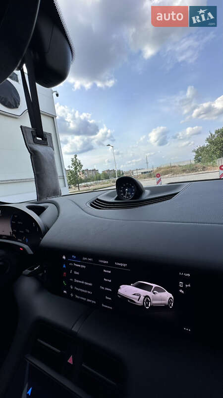 Седан Porsche Taycan 2021 в Києві