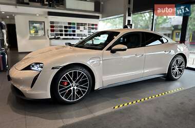 Седан Porsche Taycan 2020 в 