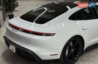 Седан Porsche Taycan 2020 в 