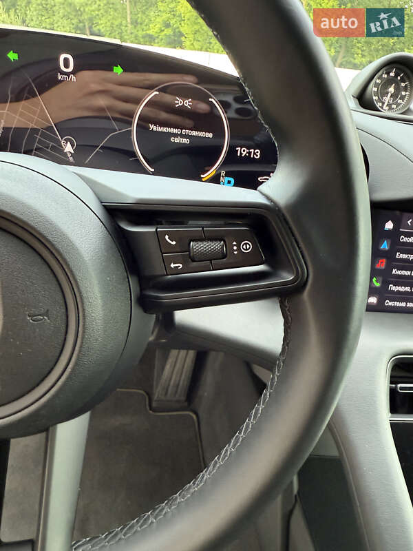 Седан Porsche Taycan 2021 в Луцке
