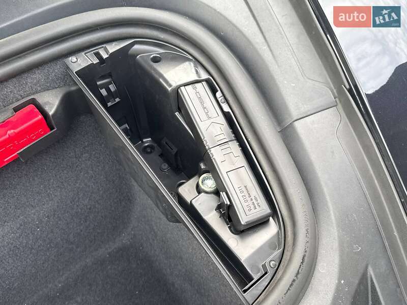 Седан Porsche Taycan 2021 в Луцке