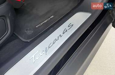 Седан Porsche Taycan 2021 в 