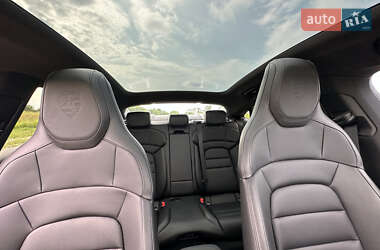 Седан Porsche Taycan 2025 в 