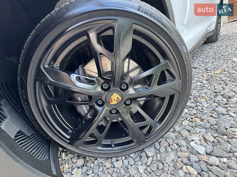 Седан Porsche Taycan 2021 в Трускавце