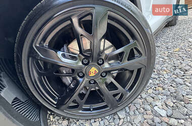 Седан Porsche Taycan 2021 в 