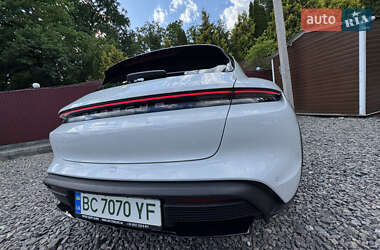 Седан Porsche Taycan 2021 в 