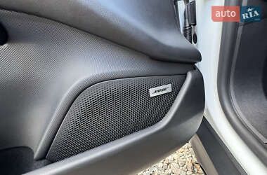 Седан Porsche Taycan 2021 в 