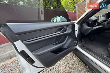 Седан Porsche Taycan 2021 в 