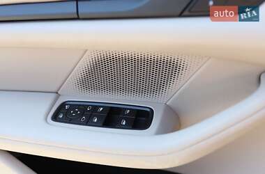 Седан Porsche Taycan 2023 в 