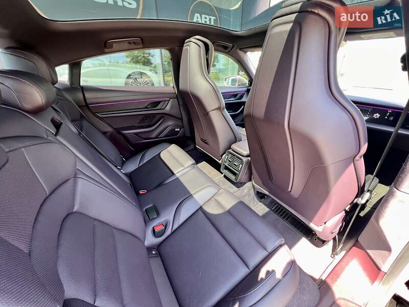 Седан Porsche Taycan 2020 в Киеве