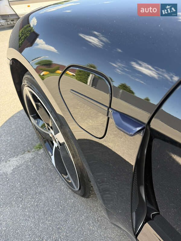 Седан Porsche Taycan 2020 в Києві