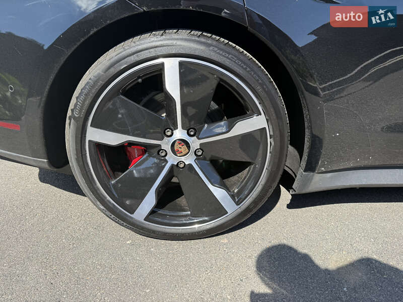 Седан Porsche Taycan 2020 в Києві