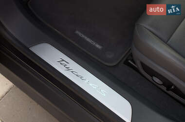 Седан Porsche Taycan 2020 в 