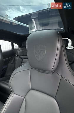 Седан Porsche Taycan 2024 в 
