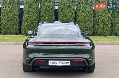 Седан Porsche Taycan 2024 в 