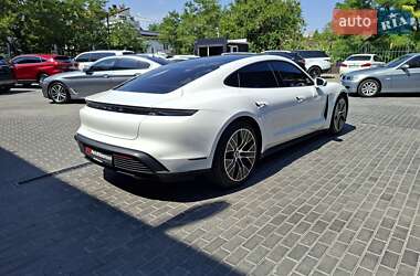 Седан Porsche Taycan 2021 в 