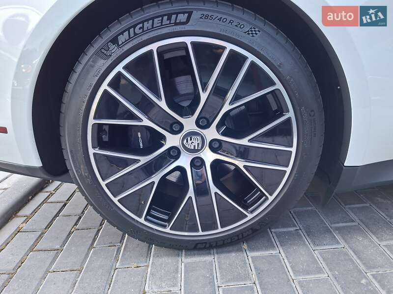 Седан Porsche Taycan 2021 в Одесі