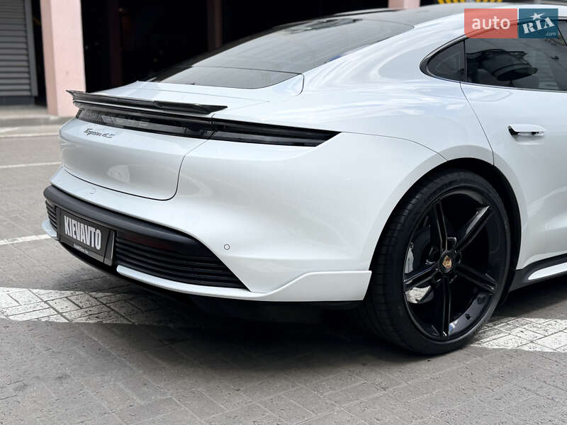 Седан Porsche Taycan 2020 в Києві