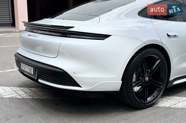 Седан Porsche Taycan 2020 в 