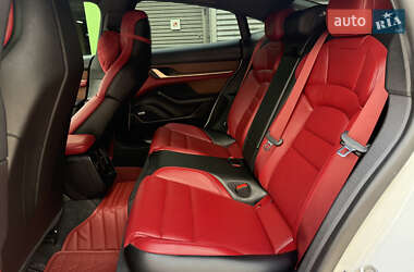 Седан Porsche Taycan 2020 в 