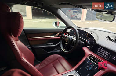 Седан Porsche Taycan 2020 в 