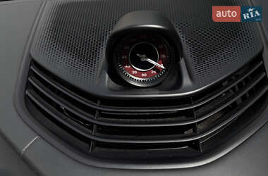 Седан Porsche Taycan 2020 в 