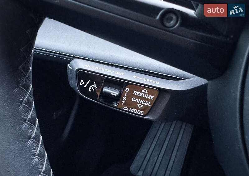 Седан Porsche Taycan 2023 в Львові
