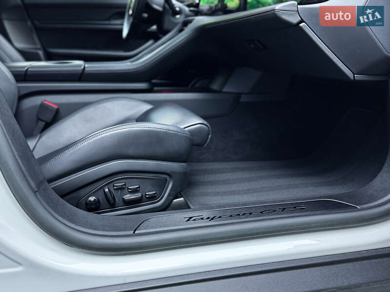 Седан Porsche Taycan 2023 в Львові