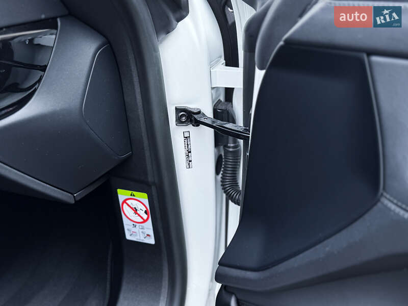 Седан Porsche Taycan 2023 в Львові