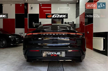 Седан Porsche Taycan 2022 в 