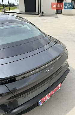 Седан Porsche Taycan 2021 в 