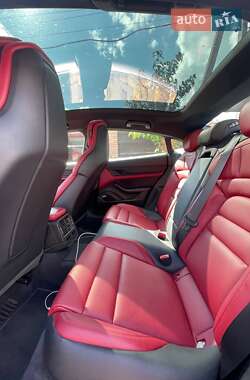 Седан Porsche Taycan 2020 в 