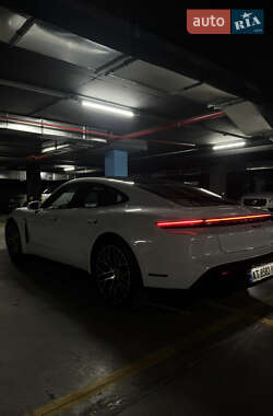 Седан Porsche Taycan 2023 в 