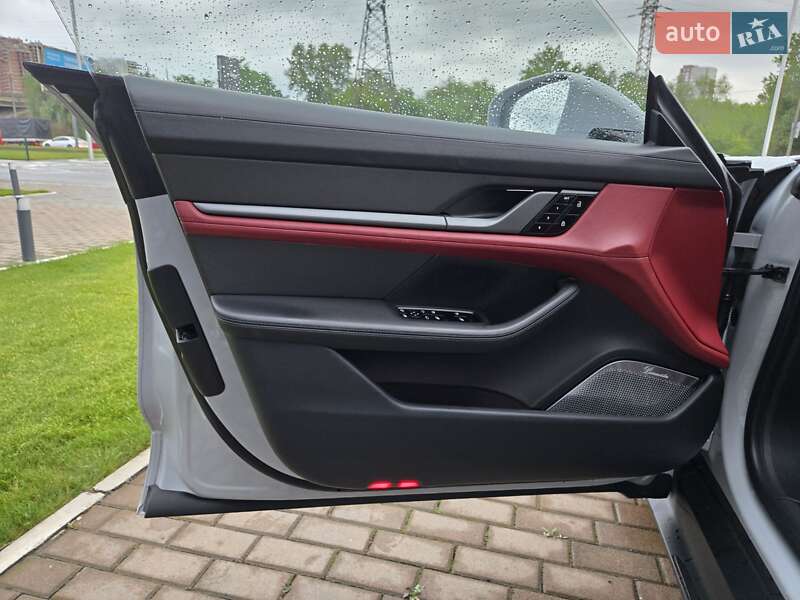 Седан Porsche Taycan 2021 в Киеве