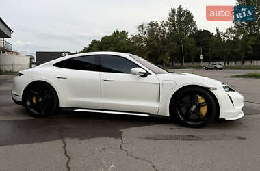 Седан Porsche Taycan 2020 в 