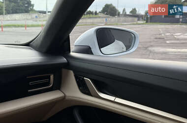 Седан Porsche Taycan 2020 в 