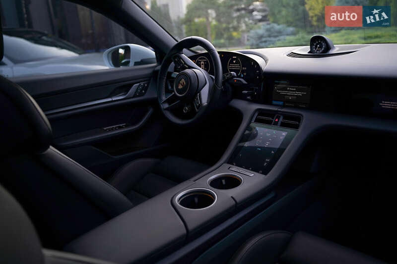 Седан Porsche Taycan 2025 в Киеве