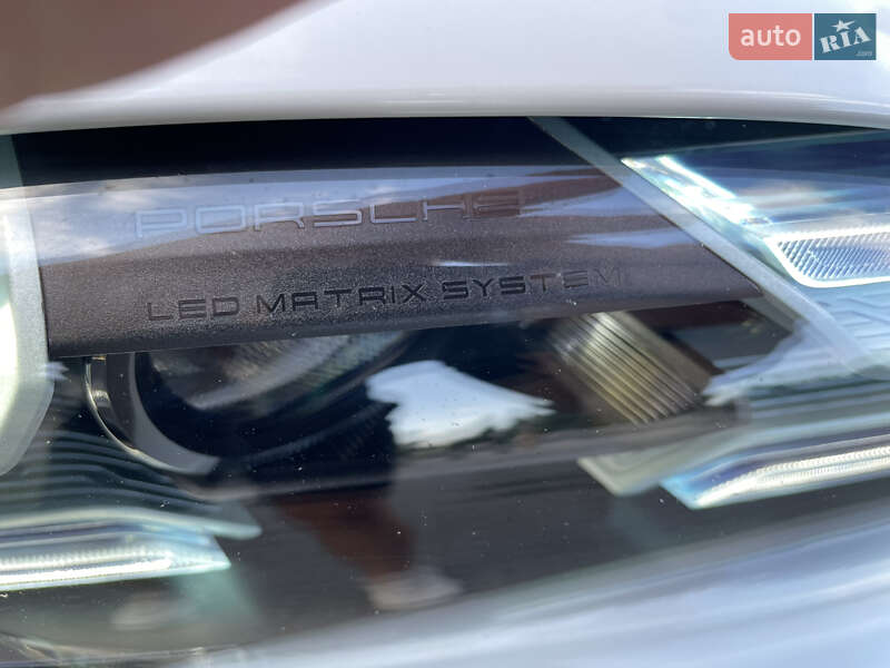 Седан Porsche Taycan 2020 в Львове