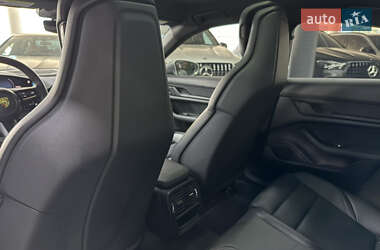 Седан Porsche Taycan 2023 в 