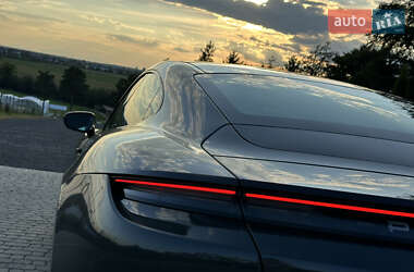 Седан Porsche Taycan 2020 в 