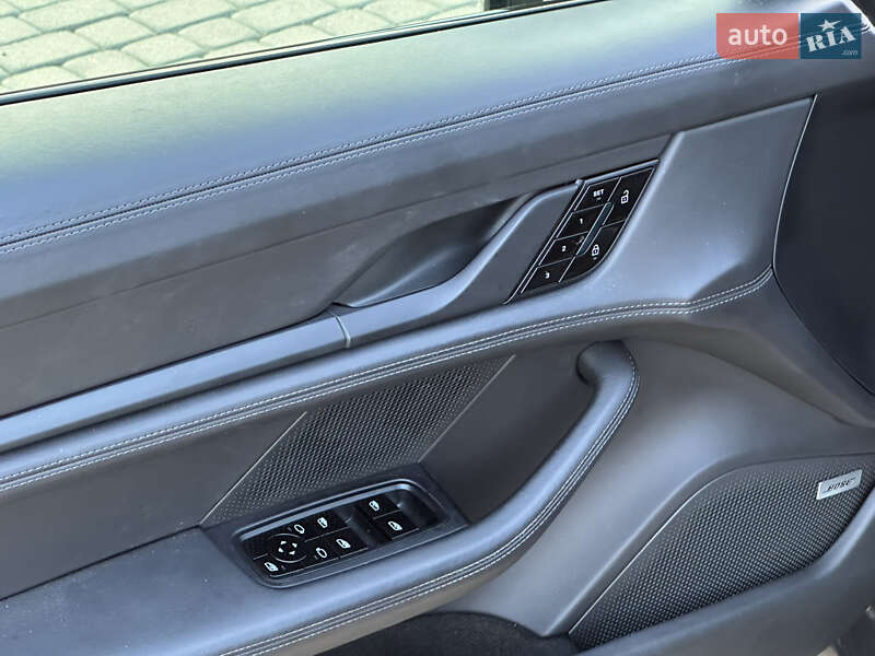 Седан Porsche Taycan 2020 в Львове