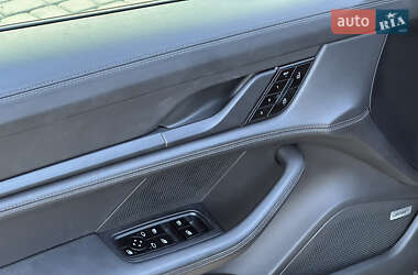 Седан Porsche Taycan 2020 в 