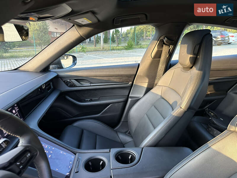 Седан Porsche Taycan 2020 в Львове