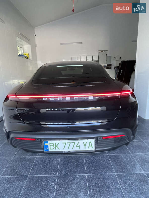 Седан Porsche Taycan 2021 в Ровно