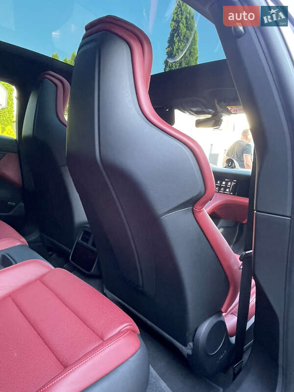 Седан Porsche Taycan 2021 в Ровно