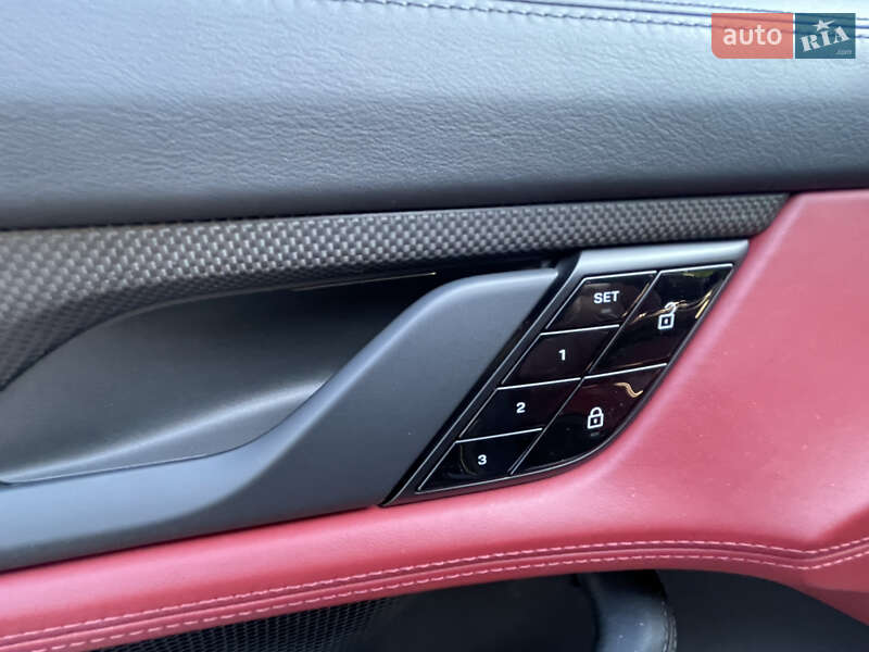 Седан Porsche Taycan 2021 в Ровно