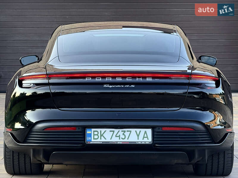 Седан Porsche Taycan 2020 в Рівному