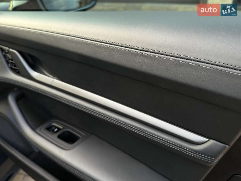 Седан Porsche Taycan 2020 в Рівному